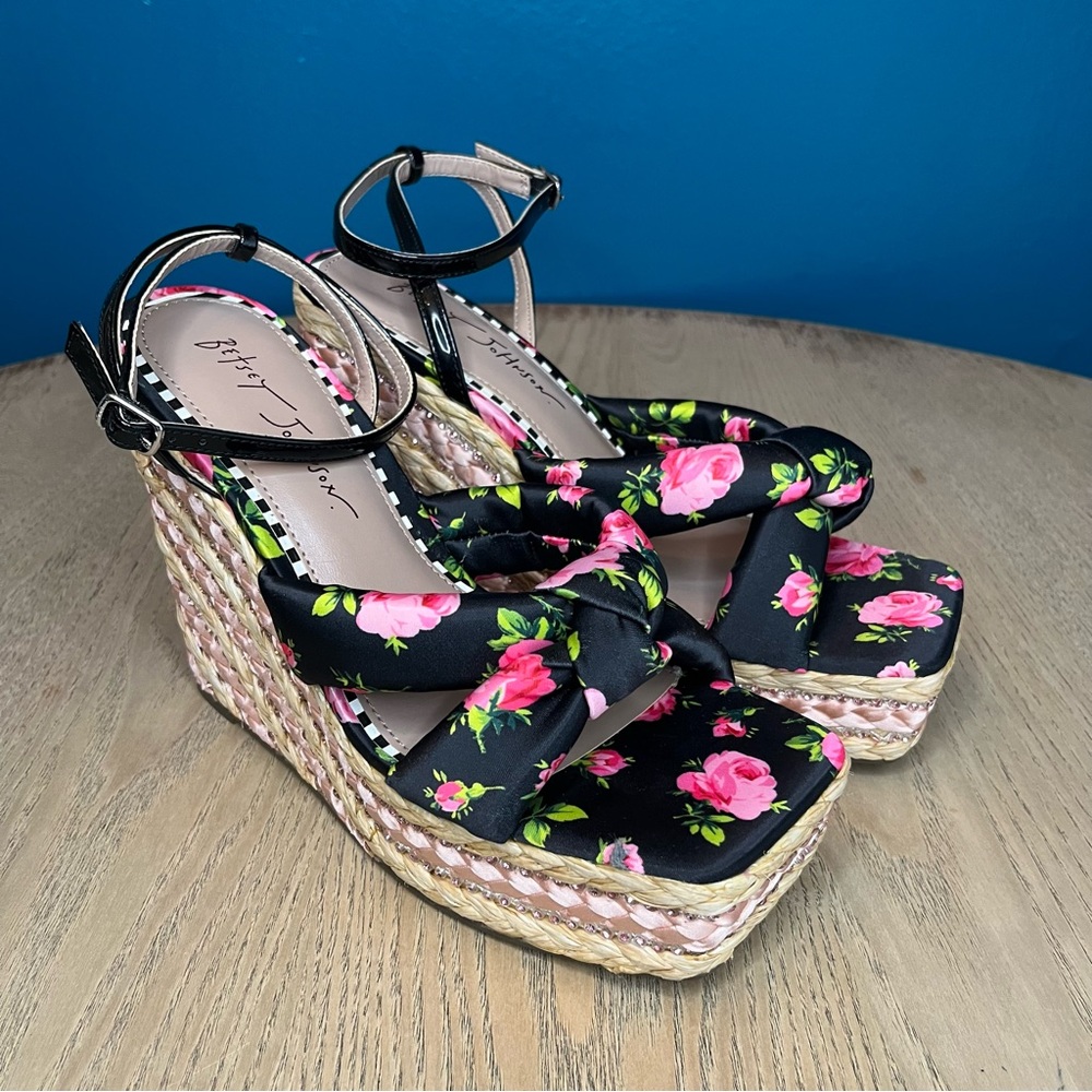 Betsey Johnson Pansie Floral Wedge Platform Sandals Women’s Size 8.5 Black Pink